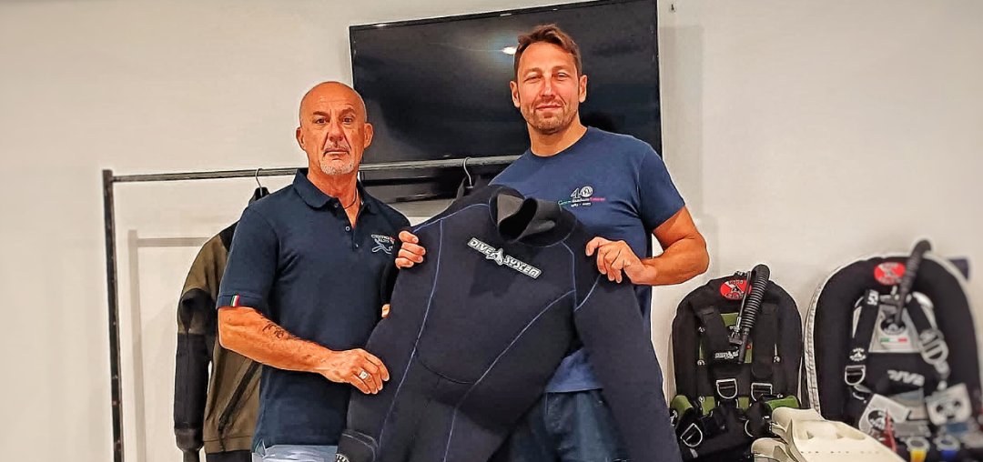 Paolo Bausani con una muta DiveSystem